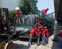 37°高温下，草莓视频污污污草莓视频懂你更多设备公司的员工仍然在坚持工作