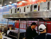   草莓视频污污污2019年上海国际酒店用品展开展，引来不少游客围观